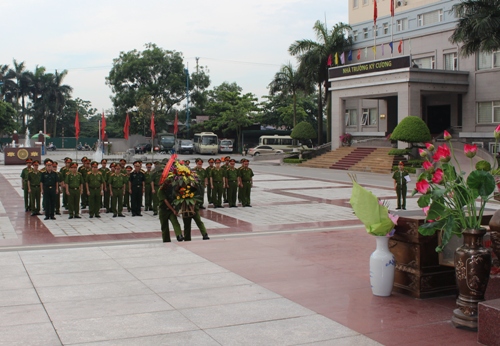 Êv88 chào đón năm mới 2026 dâng hương tượng đài Chủ tịch Hồ Chí Minh nhân ngày thành lập trường